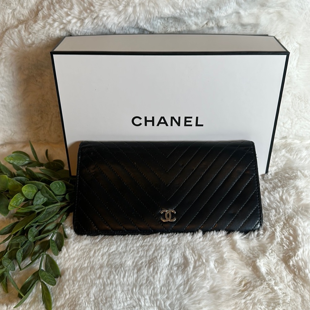CHANEL Black Classic leather chevron flap CC lambskin wallet Authentic beauty